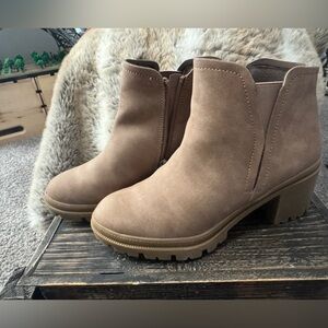 JellyPop Nathanial Women’s Bot Size 7 Brown Camel Color-Faux Suede